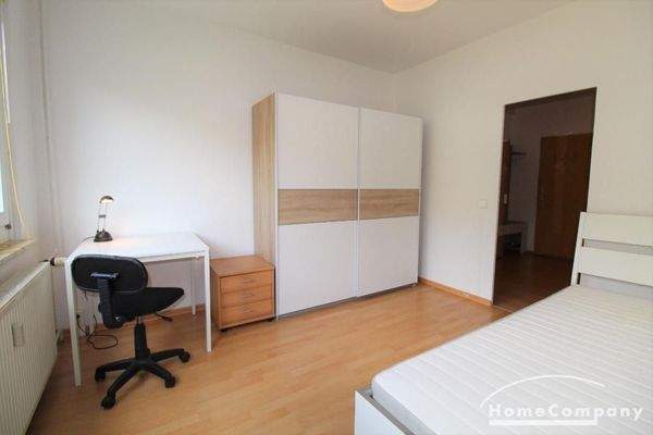Großes Schlafzimmer mit Doppelbett, Schrank und Schreibtisch