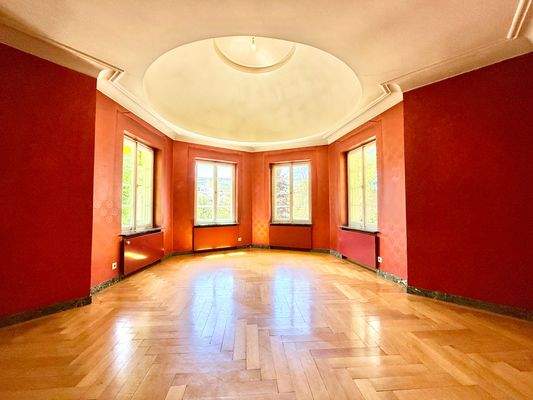 OG linker Flügel: Rundum geborgen im Kuppelzimmer mit Fischgrätenparkett