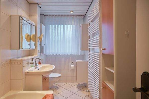 Wannenbad mit Fenster