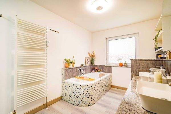 Modernes Tageslichtbad mit separater Badewanne