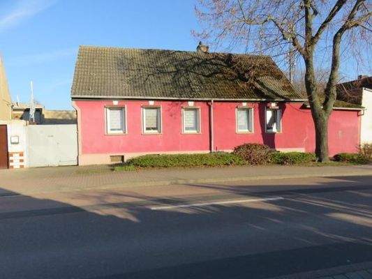 Straßenbild vom Wohngrundstück mit Zufahrt