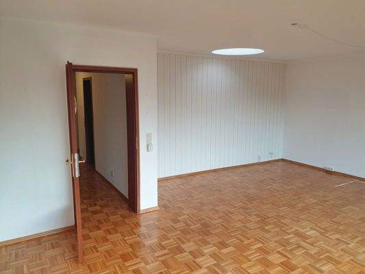 Großes Wohnzimmer mit Terrassenzugang