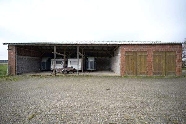 Carport und Garage
