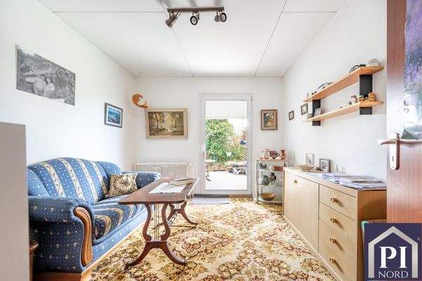 Zimmer mit Tür zur Terrasse