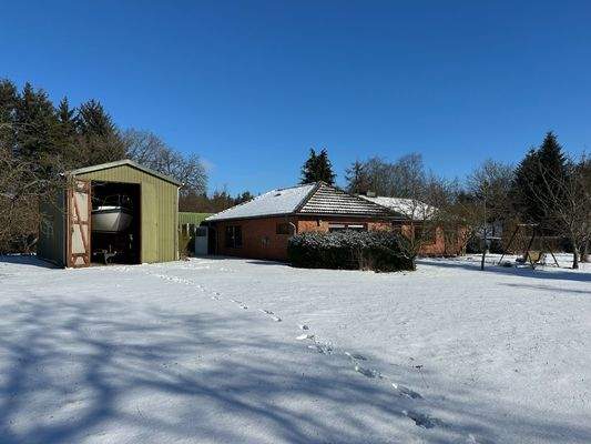 Blick auf Bootsscheune