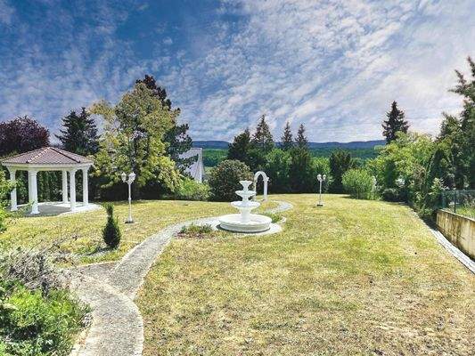 unverbaute Aussicht... der Blick von der Terrasse in den Garten