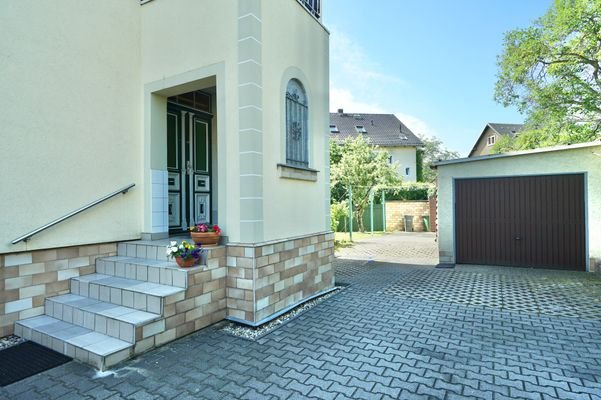 Hauseingang, Hof und Garage 1