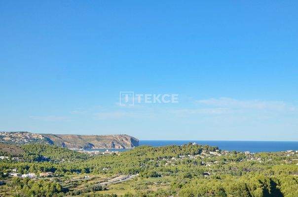 Detached Villa with Montgó and Sea Views Near Amenities in Jávea