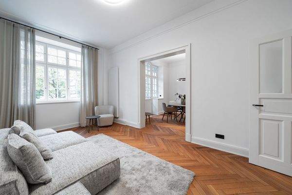 Wohnzimmer mit Blick in den Küchen- und Essbereich