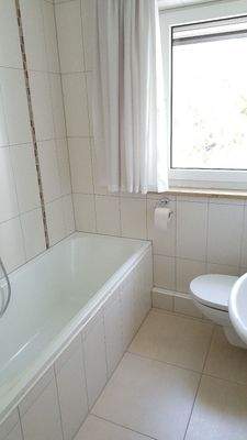 Bad mit Fenster - Wohnung - 2. OG - links