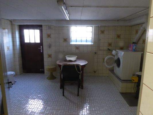 Der Waschraum mit Außentüre...