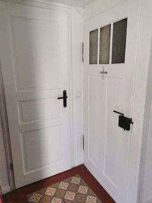 Gäste-WC li., Kellertür re.