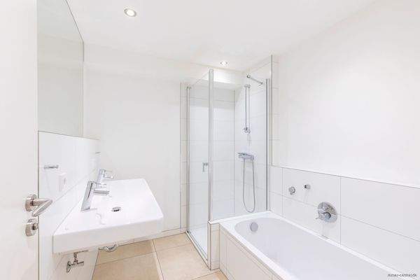 Bad mit Wanne und Dusche