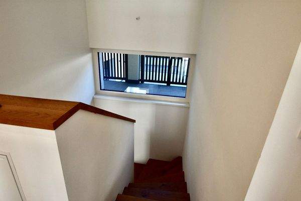 DE | Neuwertige 4-Zimmer-Maisonette in Rabland! 165 m² Garten, 2 Terrassen, Balkon, vollmöbliert, 3 Parkplätze – jetzt besichtigen! IT | Duplex 4 locali come nuovo a Rablà! Giardino 165 m², 2 terrazze, balcone, arredato, 3 posti auto – visita ora! EN | Li