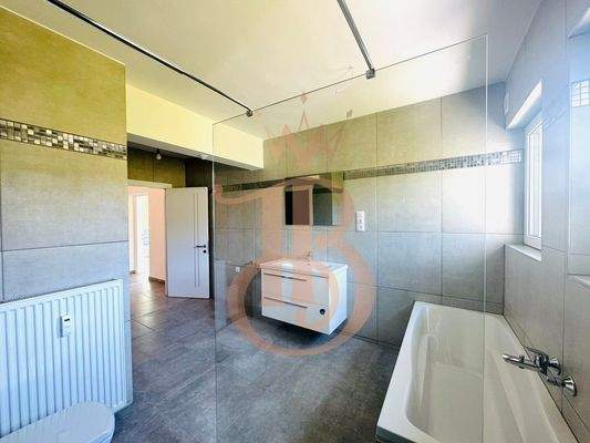 Bad mit DU/ Wanne/ WC