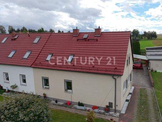 Hausansicht mit Zufahrt