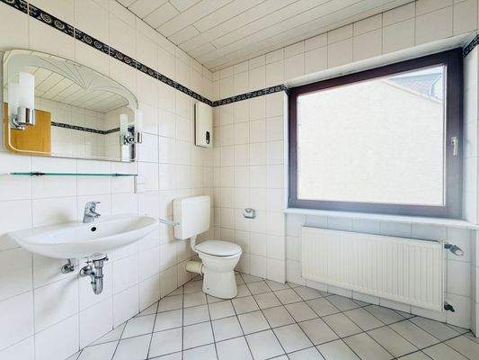 Bad mit Dusche im OG