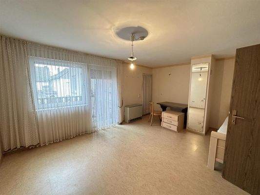 Schlafzimmer mit Balkon OG