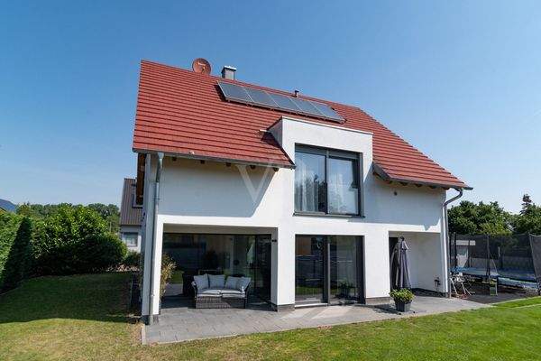 Südseite mit Terrasse und Garten