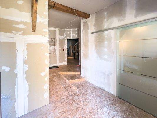 Eingang zweite Wohneinheit / Nicht zu Ende saniert