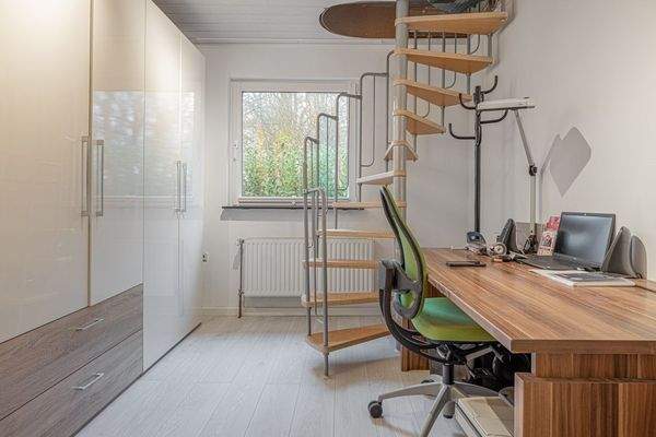 Home Office mit Treppe ins