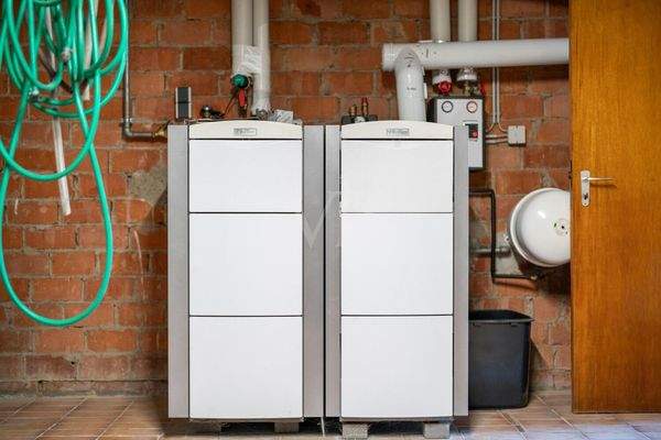 Vollunterkellertes Haus mit Blick auf die Gaszentralheizung