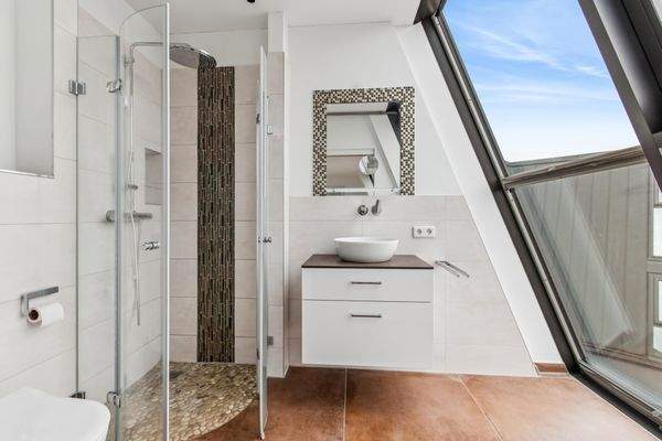 Einladendes En-Suite-Bad mit Dusche