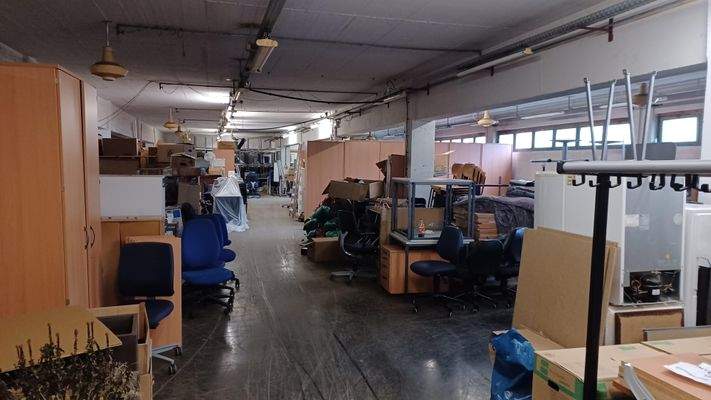 Keller in der Lagerhalle