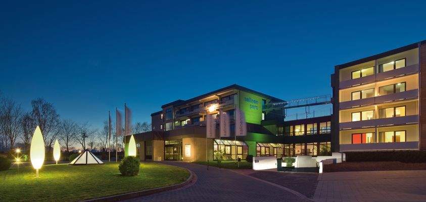 Aussenansicht_Hotel_Nacht Baweko.jpg