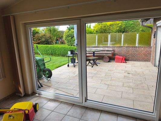 Blick vom WIntergarten auf die Terrasse