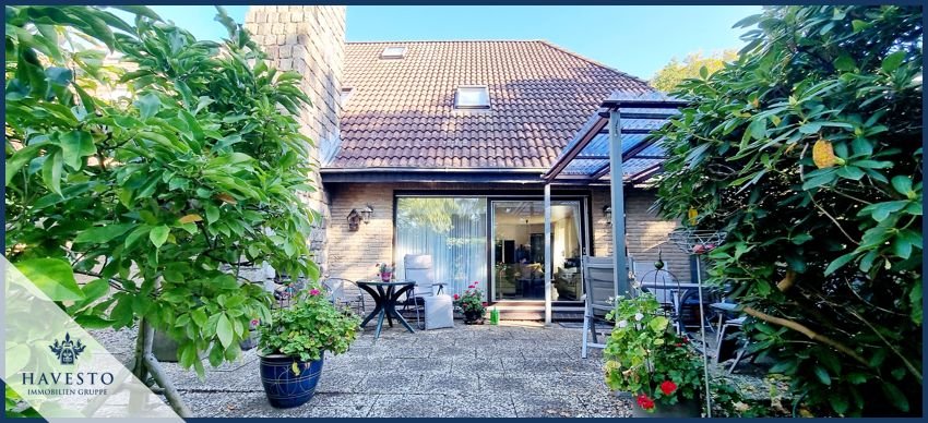 Blick auf den großzügigen Terrassenbereich mit Außenkamin