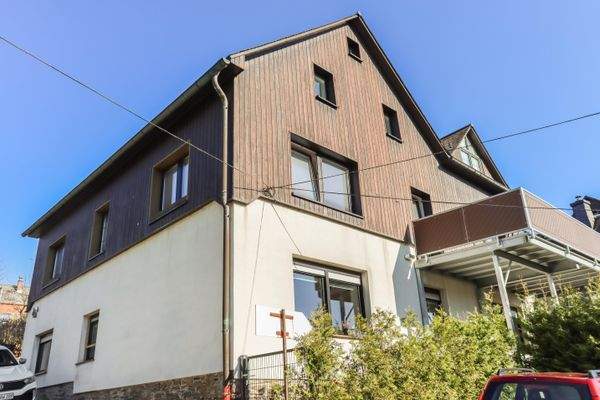 Hausansicht unterhalb mit Balkon