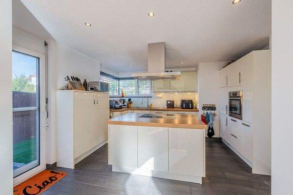 Küche mit Ausgang in den Garten