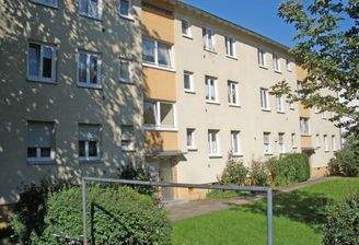 Rückwärtige Ansicht der Wohngebäude mit Hauseingängen und Außenanlage