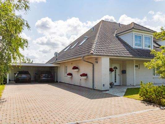 Auffahrt mit Doppelcarport