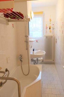 zweites Badezimmer mit Wanne