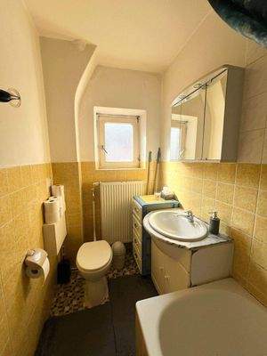 Badezimmer mit Fenster