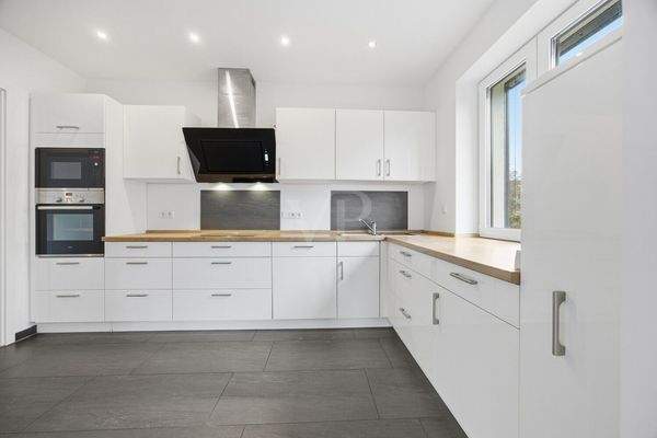 Küche mit Einbauküche