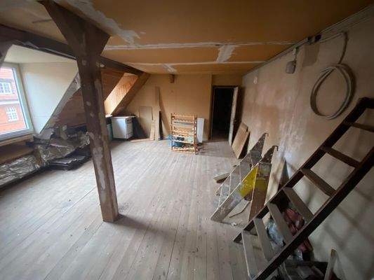 unsanierte Wohnung im DG