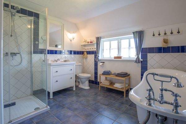 Luxuriöses Badezimmer mit freistehender Badewanne