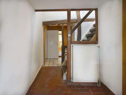 Flur mit Treppe zum DG