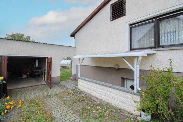 Garage und Eingang zum Keller