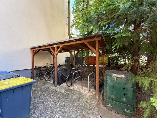 Garten mit Carport für Fahrräder