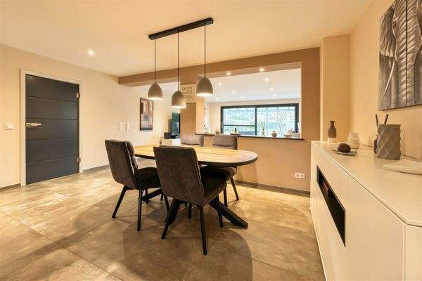 offener Essbereich mit Blick zum Garten