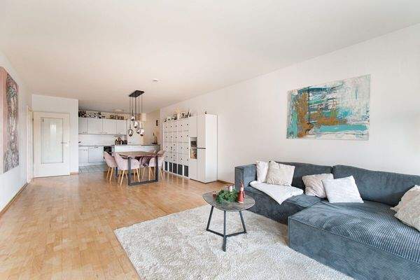 Großzügiger Wohn- und Essbereich mit offener Küche