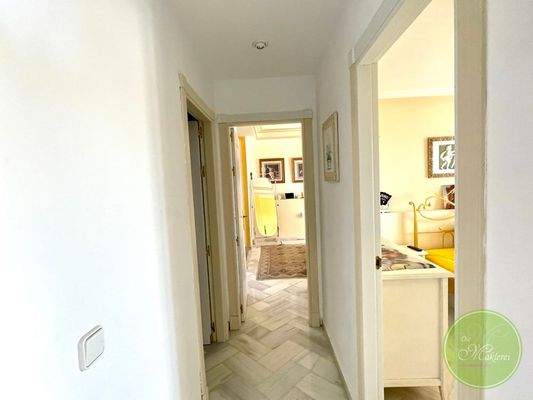 Gang zu den Schlafzimmern und Bädern