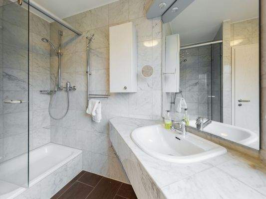 Tageslichtbad mit Wanne und Dusche