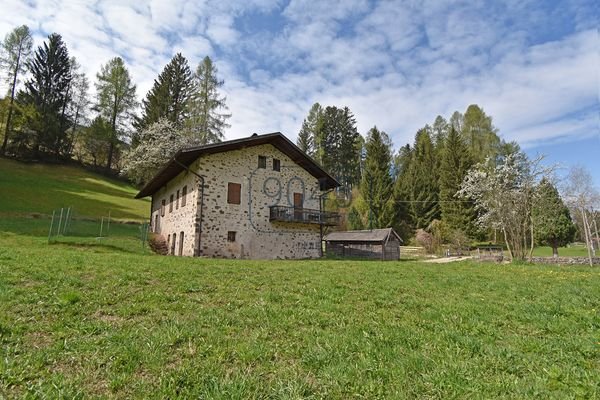 Traditionelles Bauernhaus im Grünen in Tesero - Südtirol / Trentino