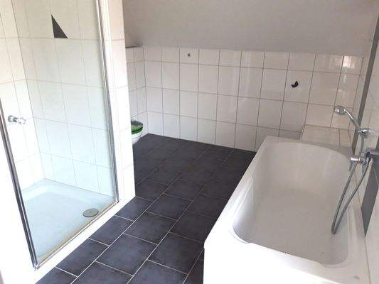 Bad mit Wanne und Dusche