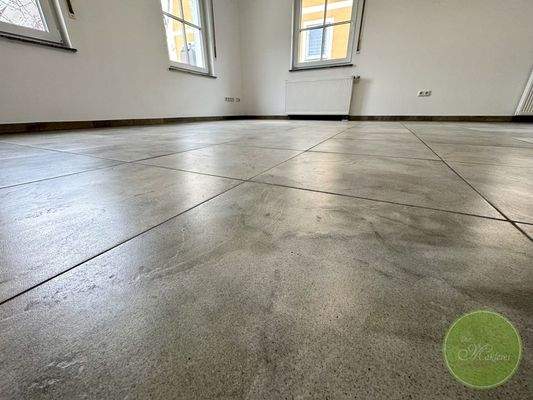 ... mit elegantem Steinboden, ...